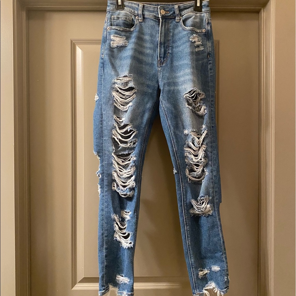 American Eagle Mom Jean w/ Rips